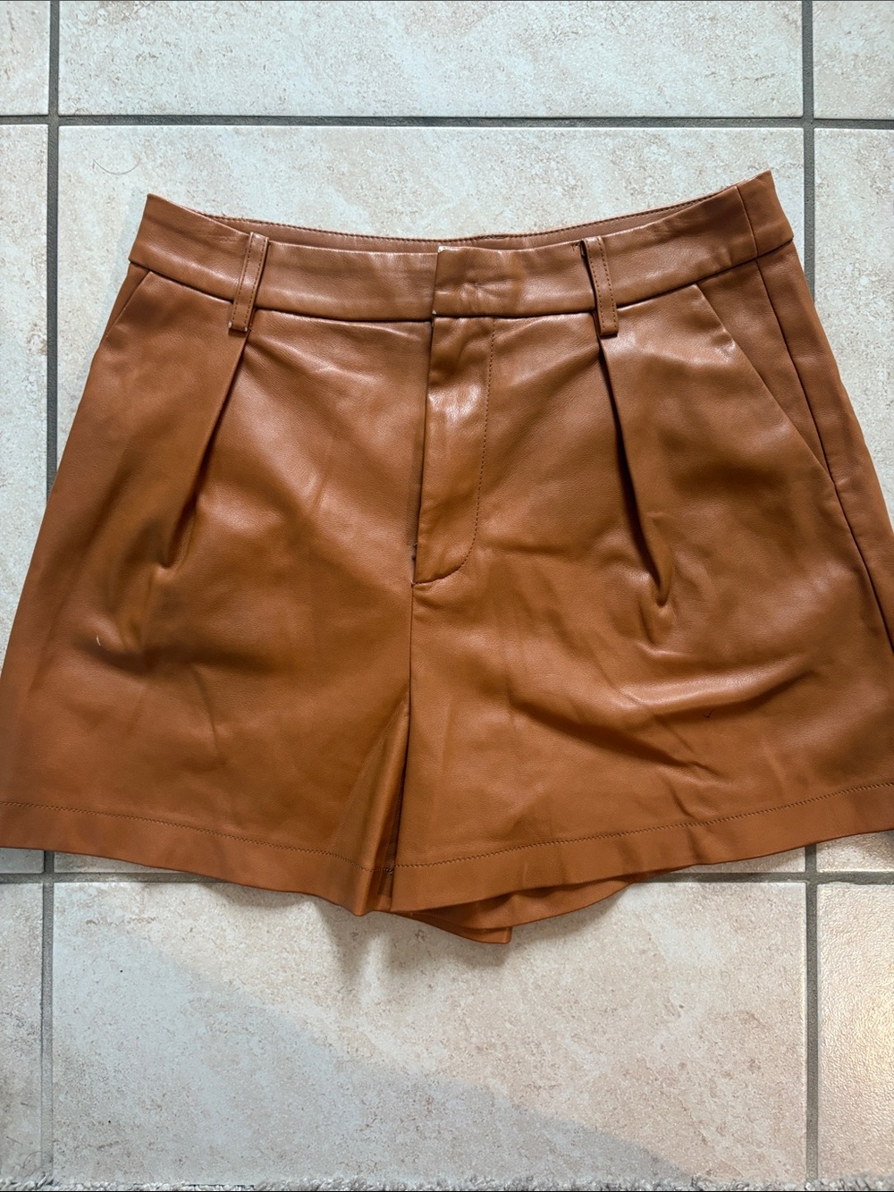 7 For All Mankind Pleated High Rise Vegan Leather Shorts Sz S Camel Brown Cognac - Picture 5 of 13